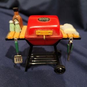 2006 Hallmark Keepsake Ornament Oh, What a Grill